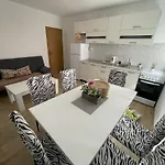 žuti 公寓 内乌姆