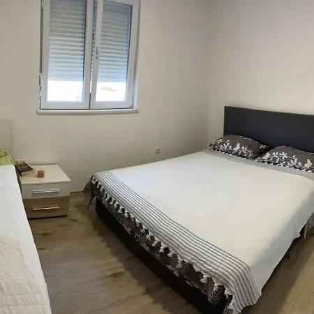 Apartment Zuti *