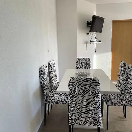 Zuti Apartment