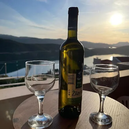 Zuti * Neum