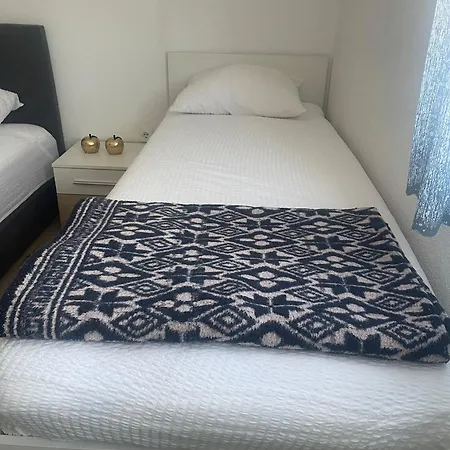 Zuti Apartment *