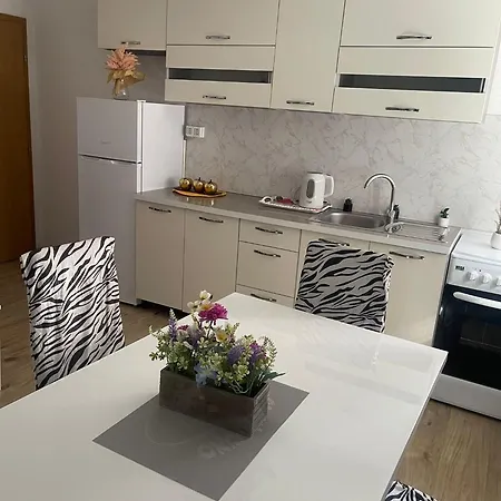 Zuti Apartment