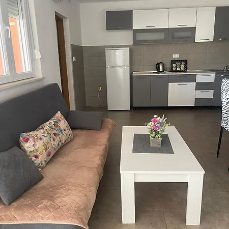 Apartment Zuti *